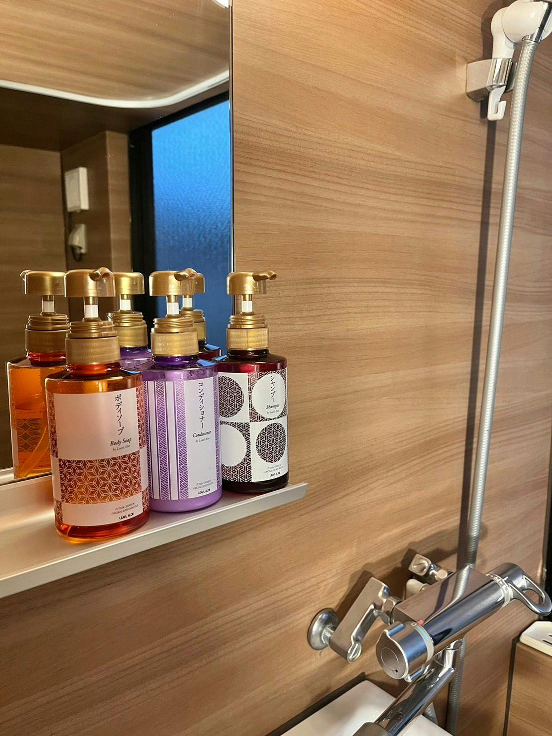 ภายในห้องพักมีห้องอาบน้ำฝักบัวครบครัน