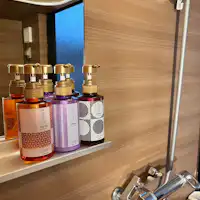 ภายในห้องพักมีห้องอาบน้ำฝักบัวครบครัน