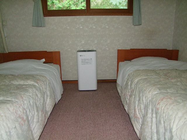 Telah dipasang di setiap Kamar.