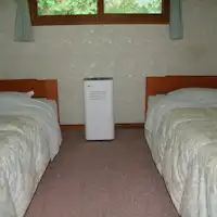 Telah dipasang di setiap Kamar.