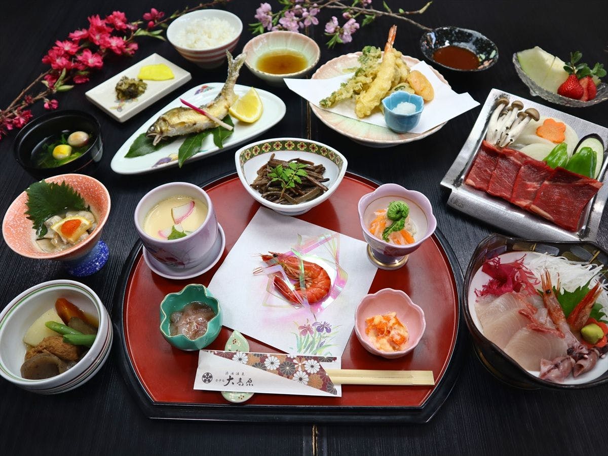 Makan malam: Kaiseki kreatif dengan dulang separuh bulan dan mangkuk kecil bermusim.