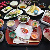 Makan malam: Kaiseki kreatif dengan dulang separuh bulan dan mangkuk kecil bermusim.