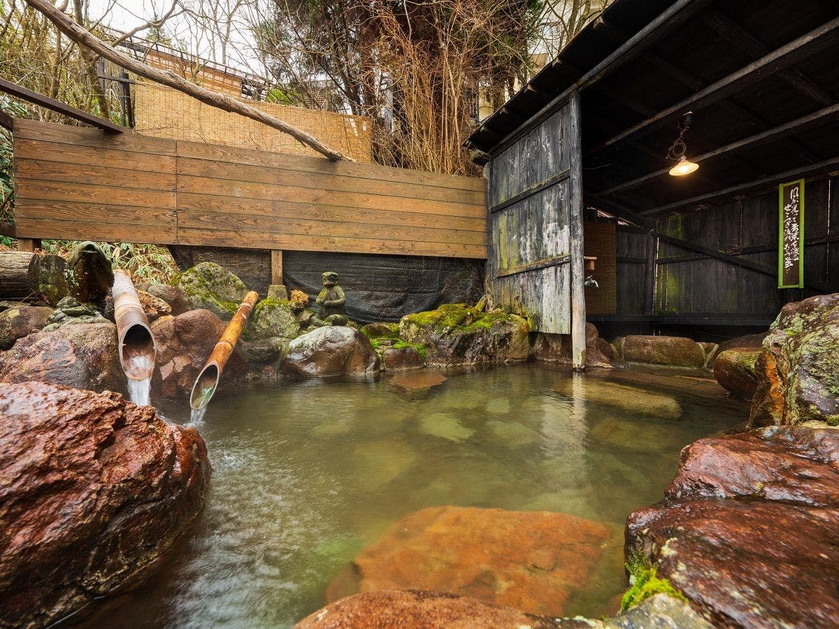 Kolam mandi peribadi: Kolam mandi terbuka di tepi sungai "Hotaru-yu"