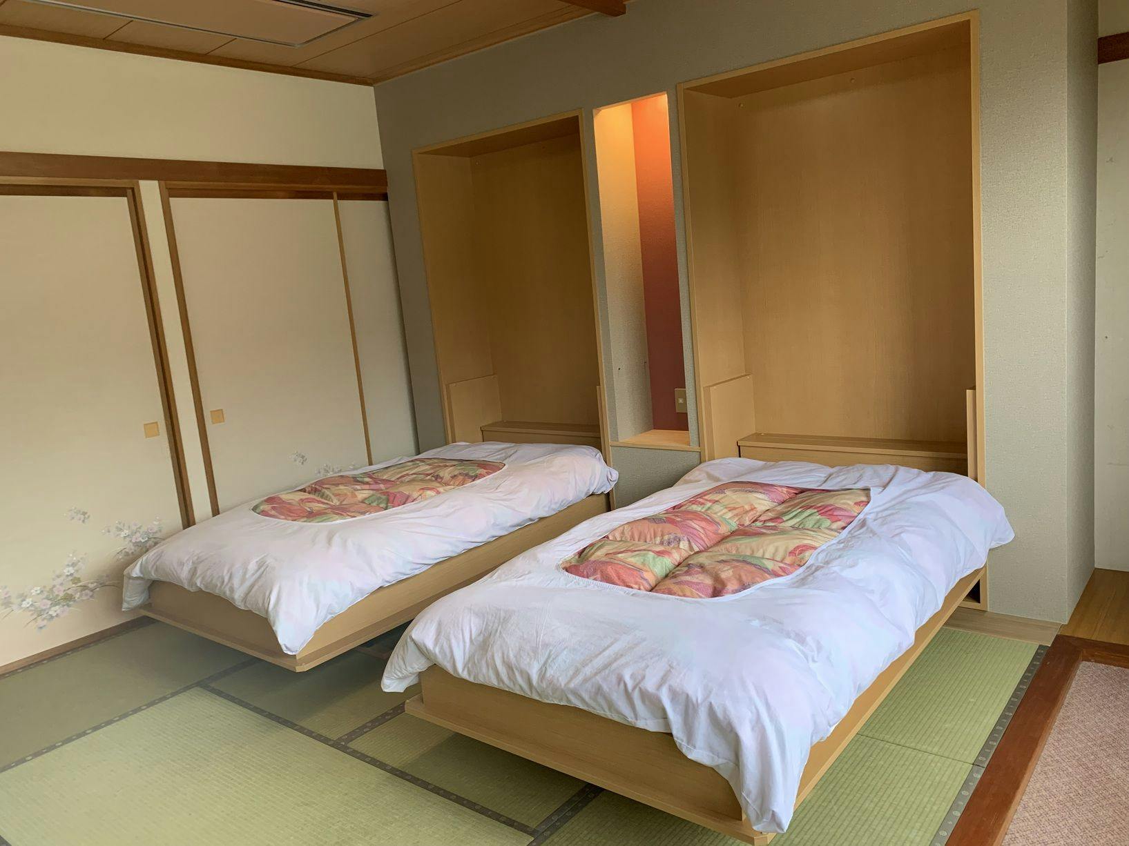 Yurariyura Mizutori no Yado Sakihana