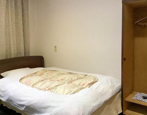 ・客室内には小型冷蔵庫もございます