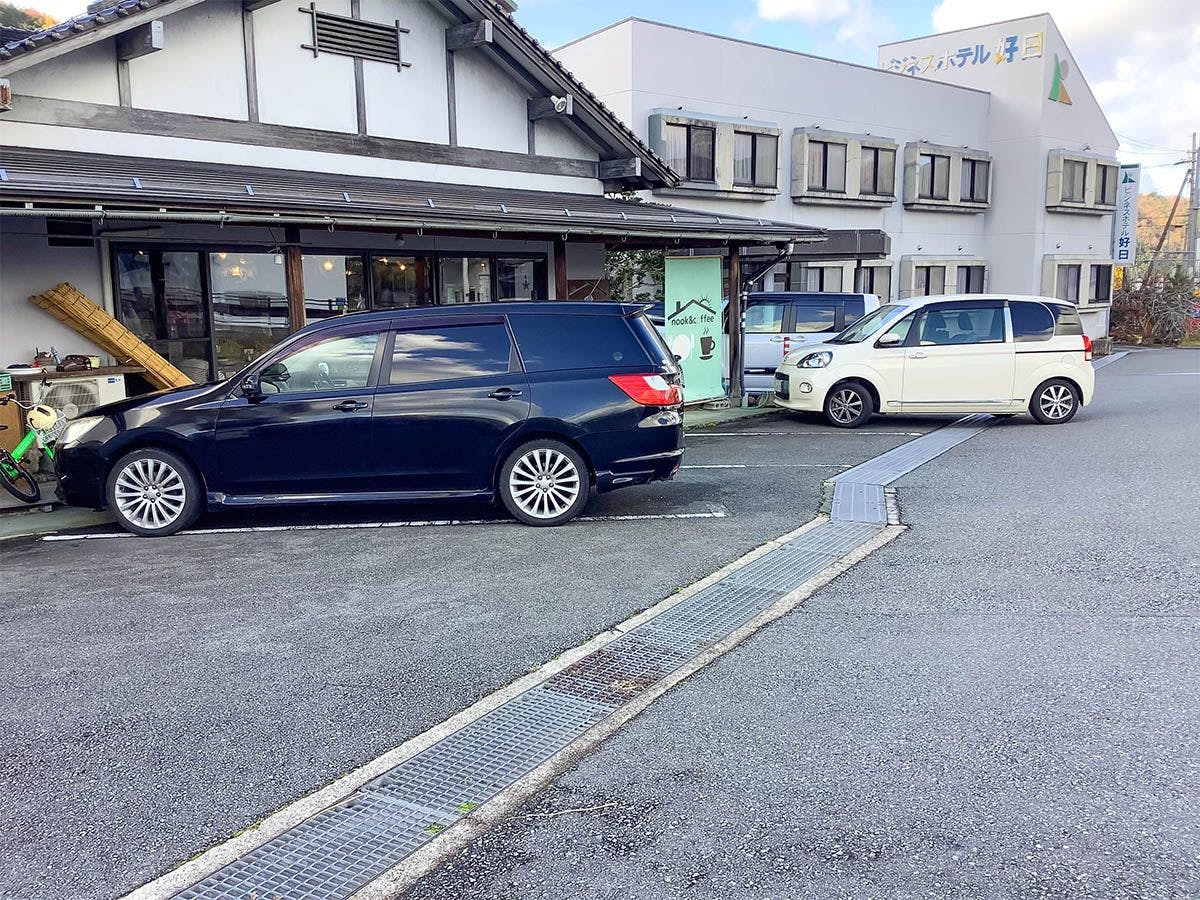 มีคาเฟ่ที่อยู่ติดกับโรงแรม