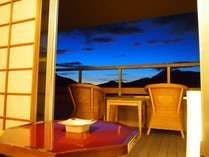 ตัวอย่างห้องพักพร้อมอ่างอาบน้ำกลางแจ้งในบ้านพักส่วนตัว