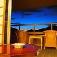 ตัวอย่างห้องพักพร้อมอ่างอาบน้ำกลางแจ้งในบ้านพักส่วนตัว