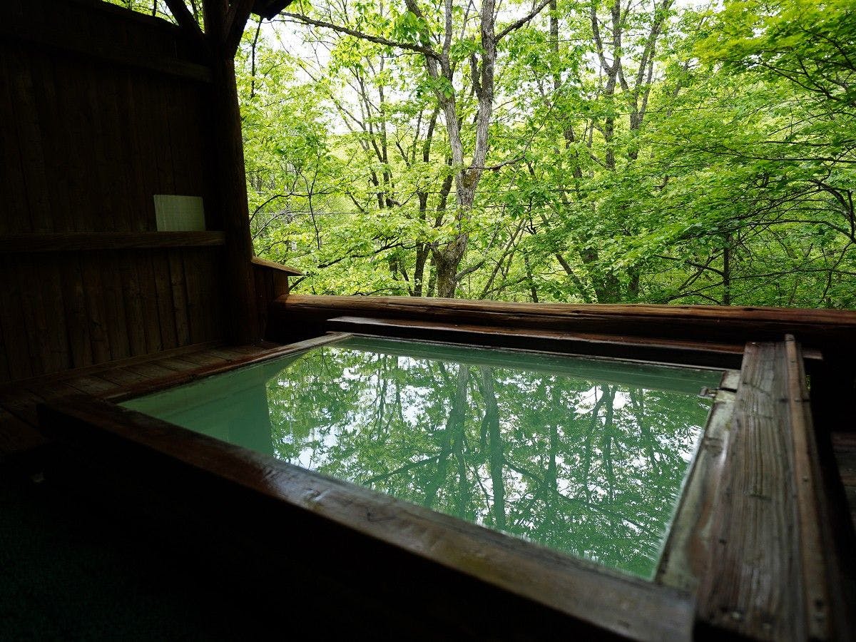 เพลิดเพลินกับการแช่น้ำพุร้อนคุณภาพสูงพร้อมเสียงน้ำไหลเป็นพื้นหลัง