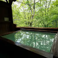 เพลิดเพลินกับการแช่น้ำพุร้อนคุณภาพสูงพร้อมเสียงน้ำไหลเป็นพื้นหลัง