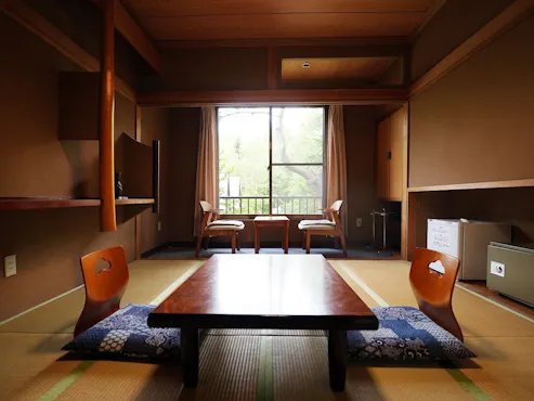 【ห้องพักสไตล์ญี่ปุ่น 8 เสื่อทาทามิในอาคารหลัก】ห้องพักที่สามารถเพลิดเพลินกับวิวภูเขา