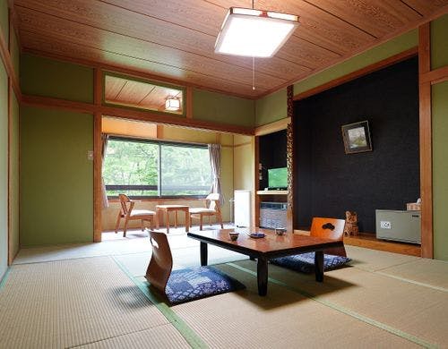 【本館和室10畳】乗鞍の自然を望む広め客室