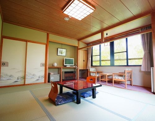 【新館和室10畳】白樺林を眺める広めの客室