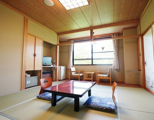 【新館和室8畳】窓から白樺の林を望む客室