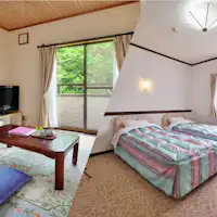 아침 햇살이 비치는 연결된 방.