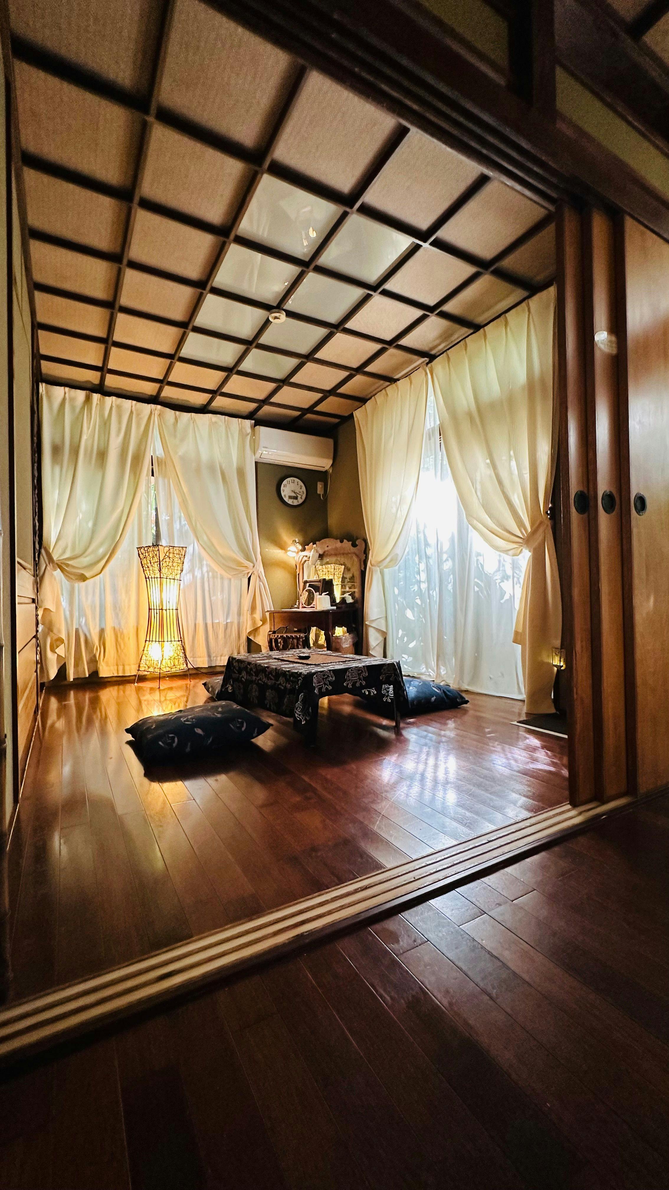 ห้องพักสไตล์เอเชียแบบญี่ปุ่น เป็นห้องพักที่จัดเตรียมฟูกนอนไว้ให้