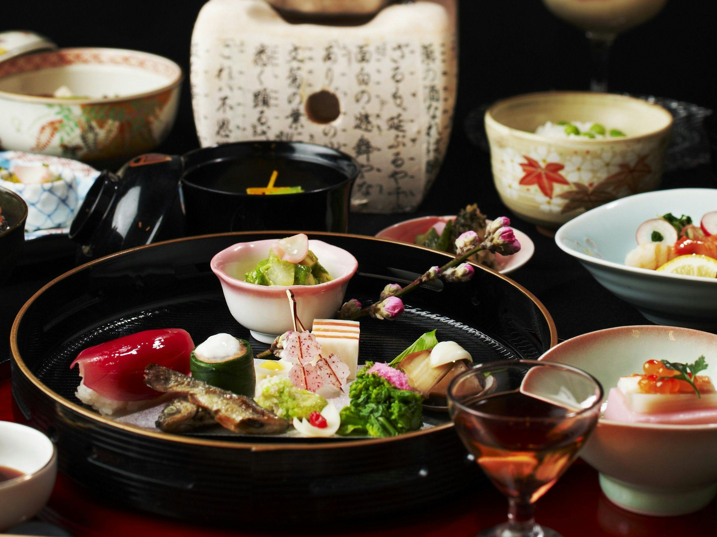 Shikisei Hagukumu Yado Zenrinbo