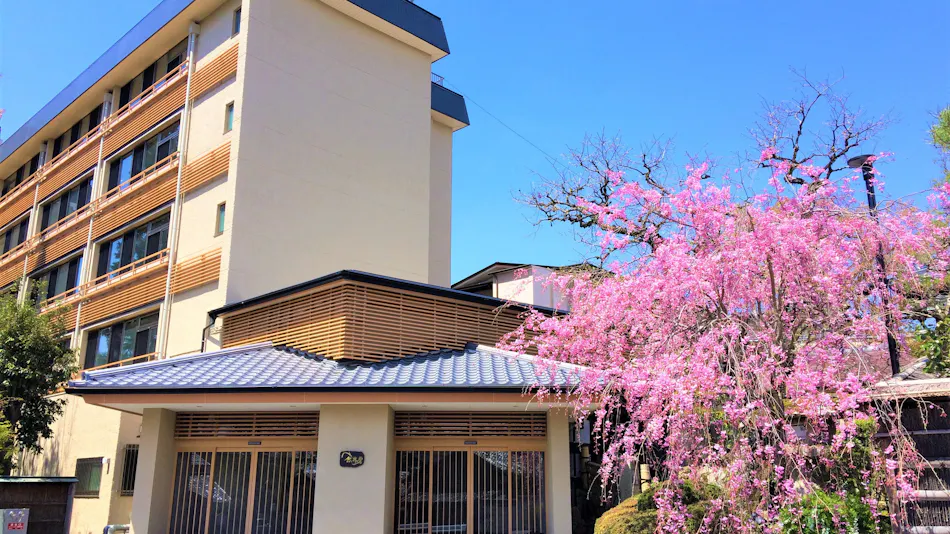 Shikisei Hagukumu Yado Zenrinbo