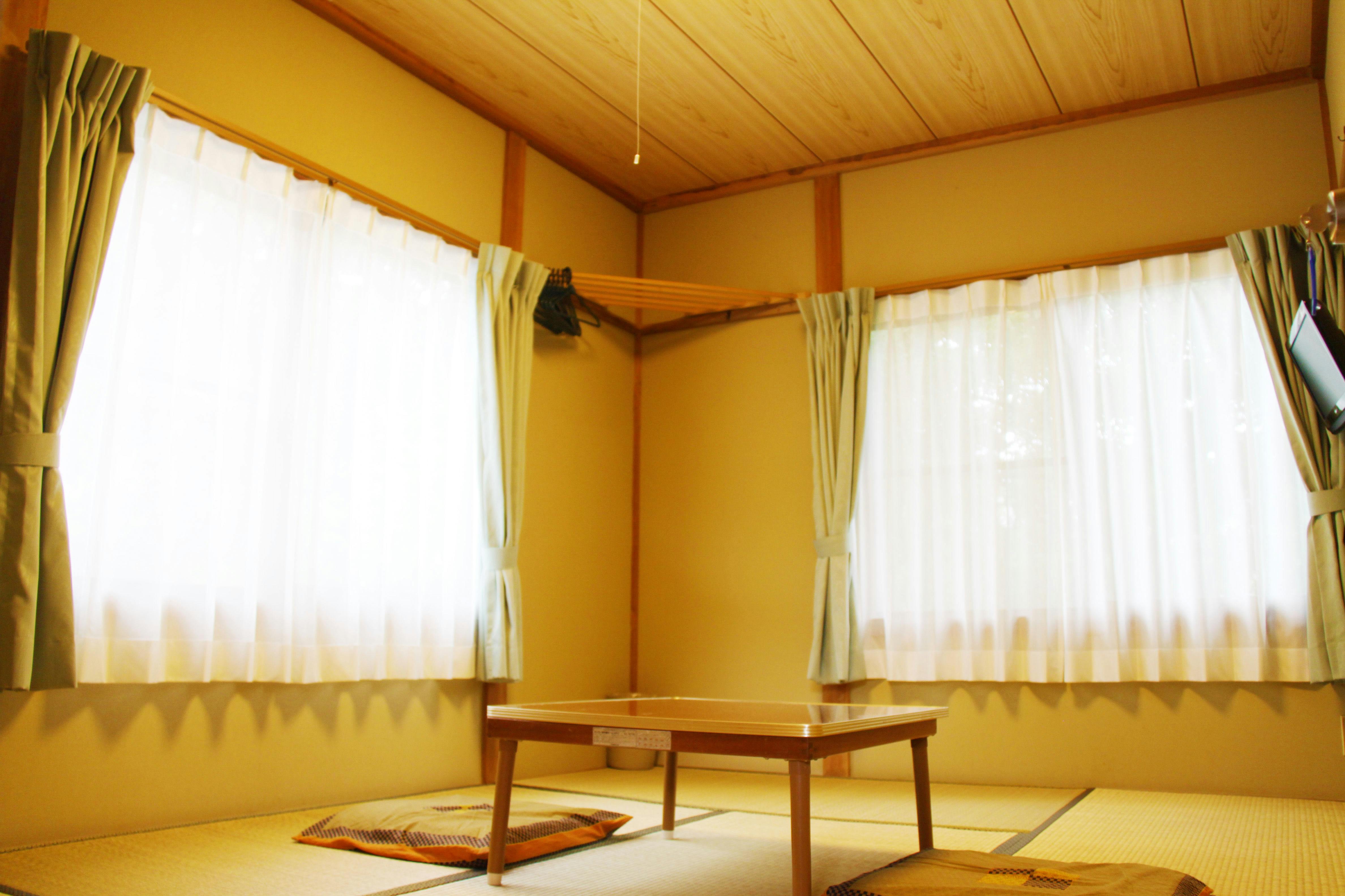 Kamar bergaya Jepang 6 tatami di bangunan tambahan, dilengkapi dapur bersama. Mata air panas di gedung utama.