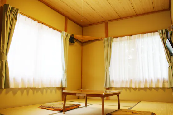 Kamar bergaya Jepang 6 tatami di bangunan tambahan, dilengkapi dapur bersama. Mata air panas di gedung utama.