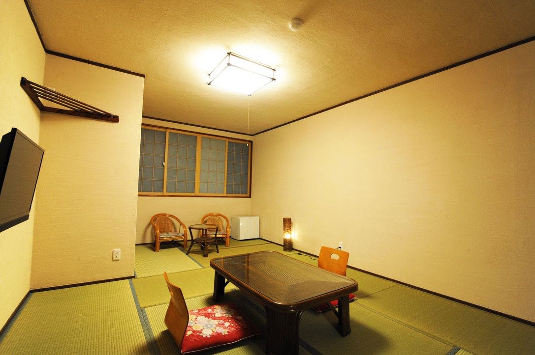 11-tatami Japanese-style room with toilet and washbasin.