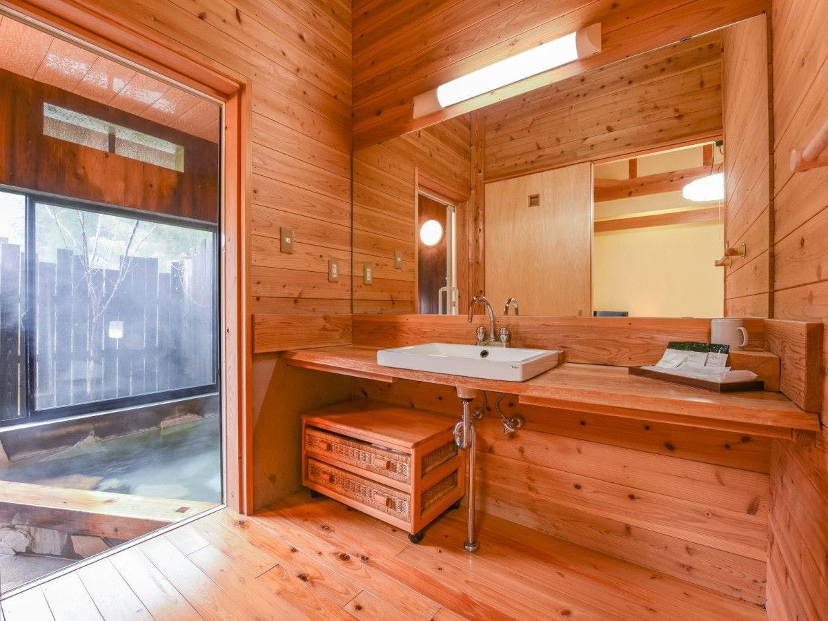 ห้องเปลี่ยนเสื้อผ้ากว้างขวาง