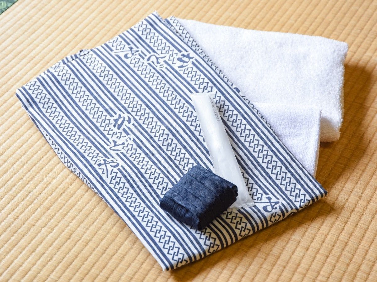 เรามีชุดยูกาตะและแปรงสีฟันให้บริการ