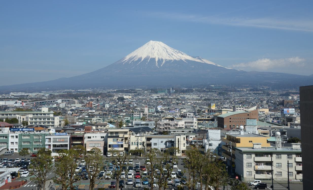 วิวภูเขาไฟฟูจิในฤดูหนาวจากห้องพัก