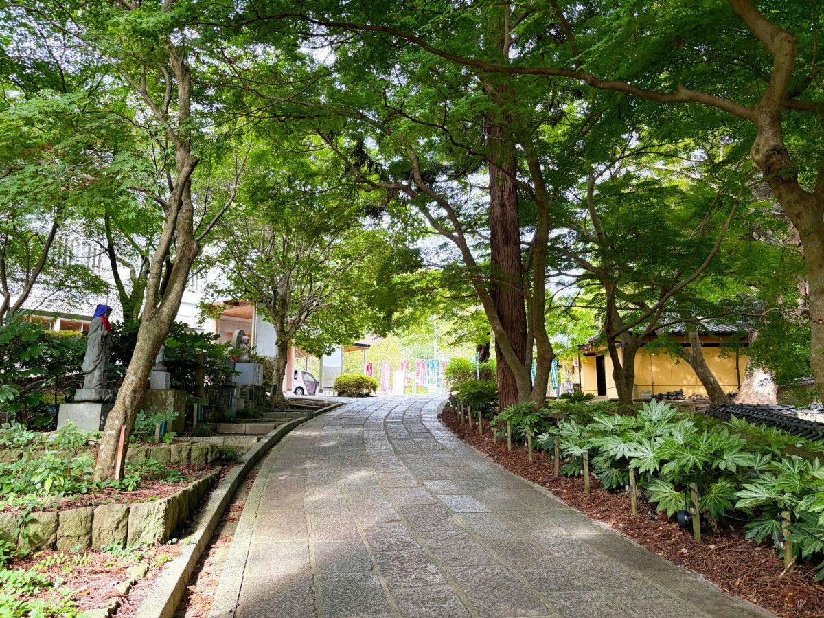 Lối đi từ cottage đến chính điện