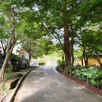 Lối đi từ cottage đến chính điện
