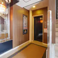 โถงลิฟต์ชั้น 1 อาคารหลัก