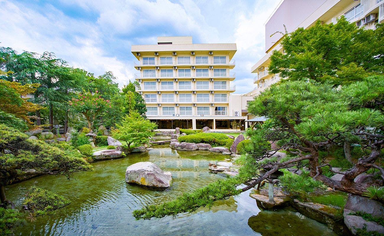 정원 측에서 본 외관