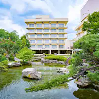 정원 측에서 본 외관