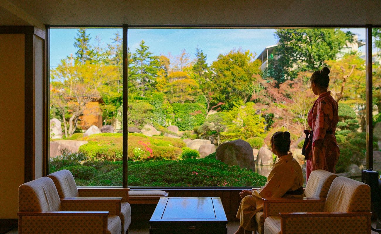 로비에서 보이는 일본 정원.