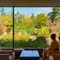 로비에서 보이는 일본 정원.