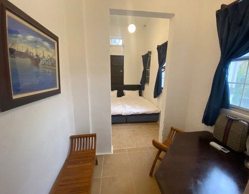 一階洋室　キングサイズベッド