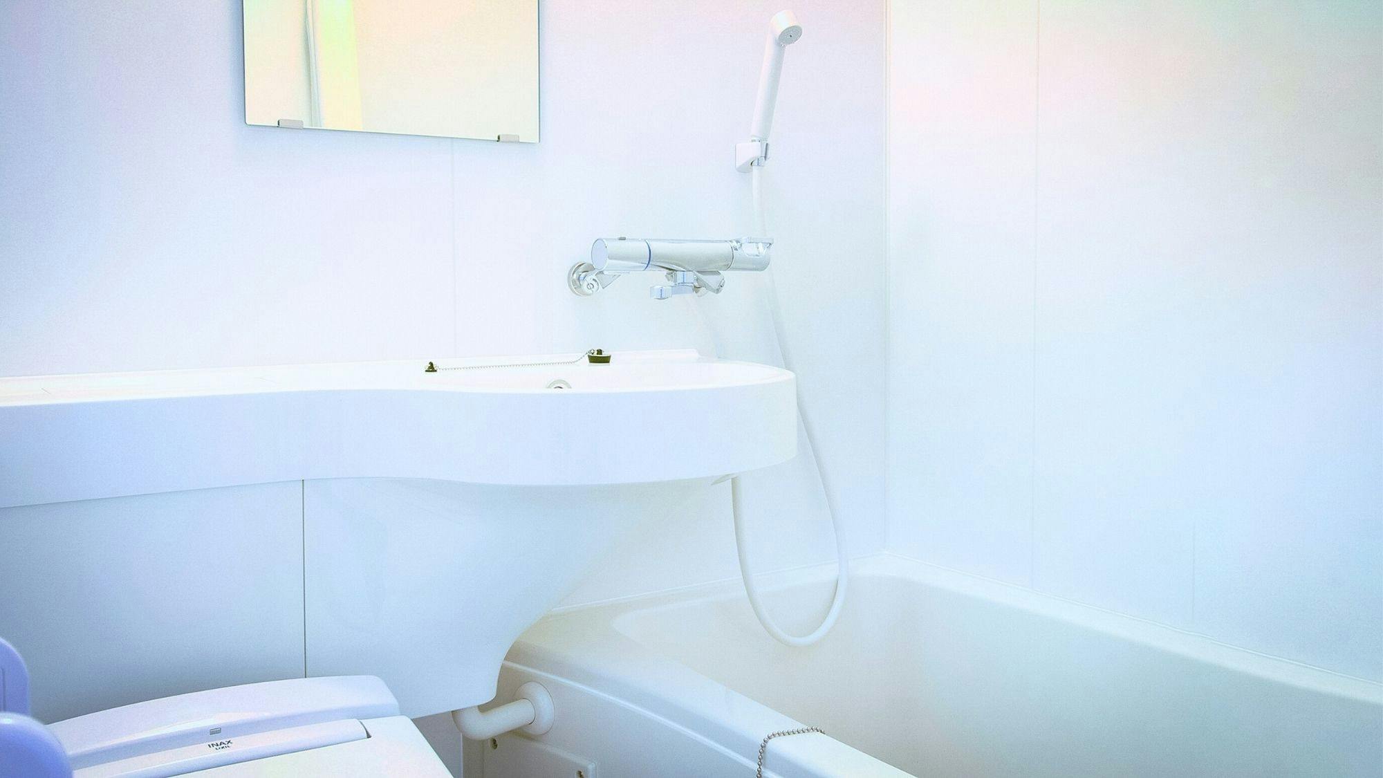 Kamar mandi dengan toilet dan shower terintegrasi