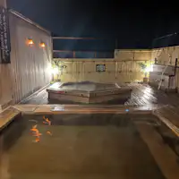 วิวกลางคืนจากอ่างอาบน้ำกลางแจ้ง.