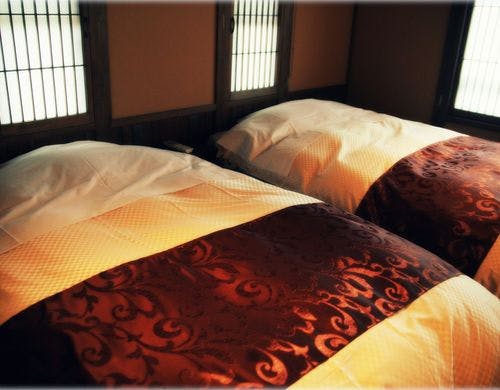 離れ【榊】二階の洗面　楠木一枚仕上げ