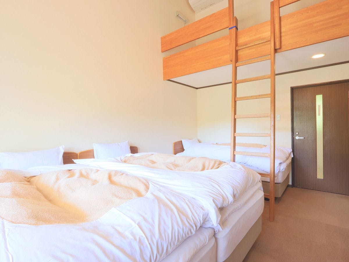 ห้องพักสไตล์ตะวันตกขนาด 10 เสื่อ พร้อมชั้นลอยและระเบียง