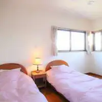 มีห้องพักแบบเตียงคู่สองห้องบนชั้นสอง