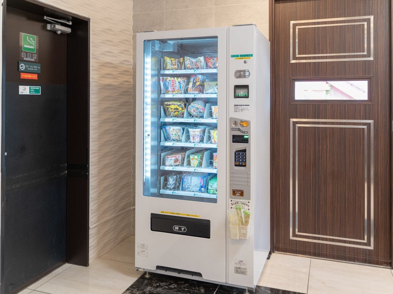 Terdapat juga mesin layan diri makanan segera.