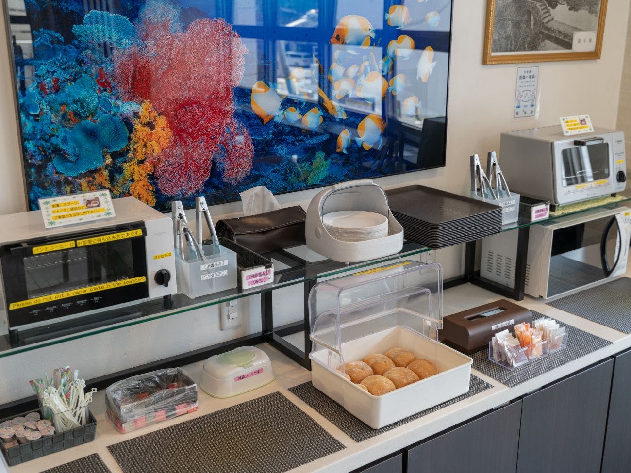 Kami menyediakan makanan ringan dalam perkhidmatan.