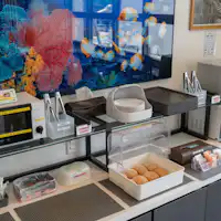 Kami menyediakan makanan ringan dalam perkhidmatan.