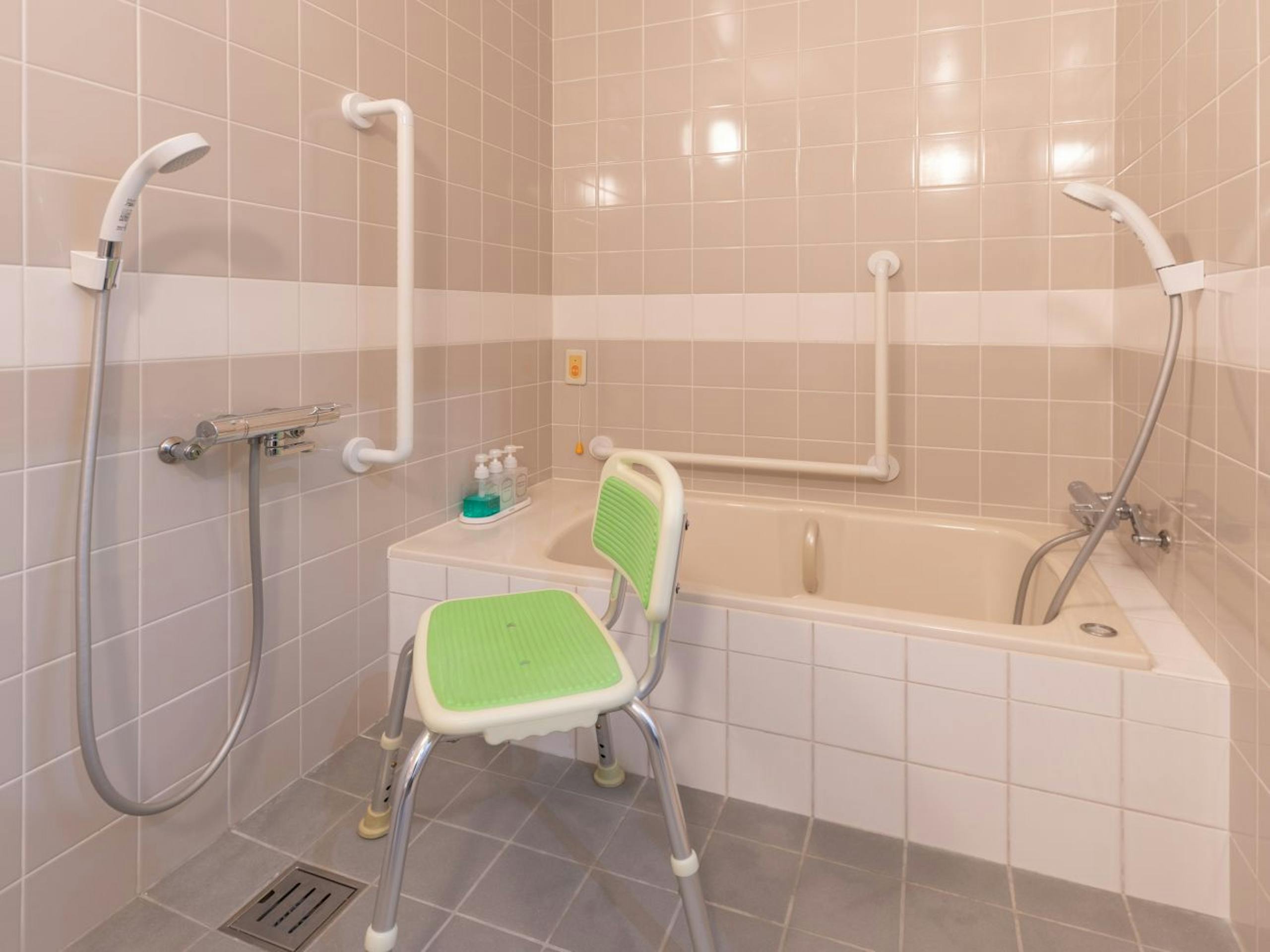 【ホテルコザ】バリアフリールーム(定員2名・19平米)の浴槽