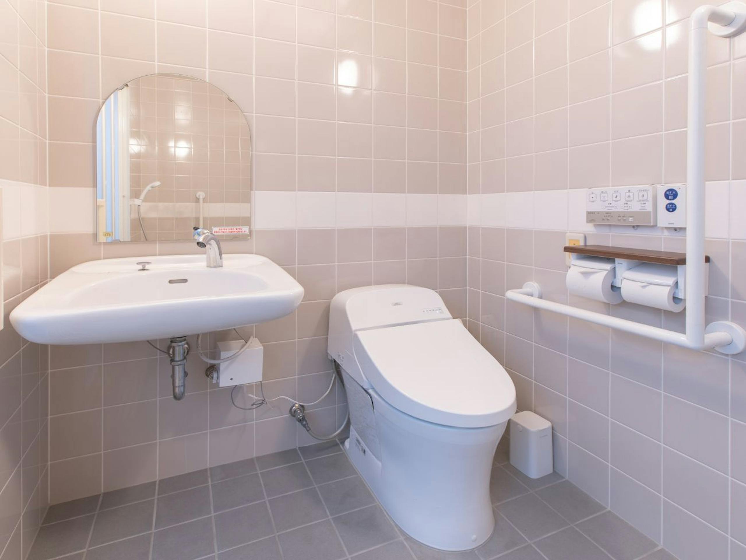 【ホテルコザ】バリアフリールーム(定員2名・19平米)のトイレ