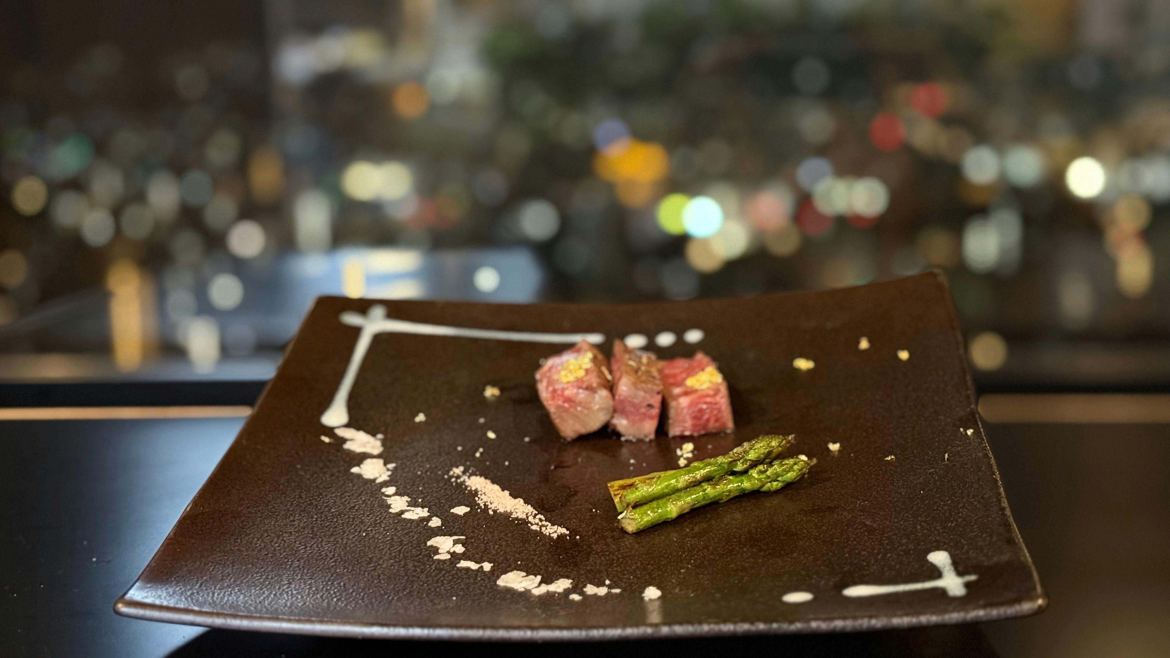 การจัดเสิร์ฟเมนูเนื้อพร้อมเอฟเฟกต์ผงทอง