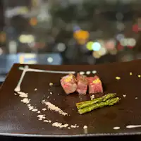 การจัดเสิร์ฟเมนูเนื้อพร้อมเอฟเฟกต์ผงทอง