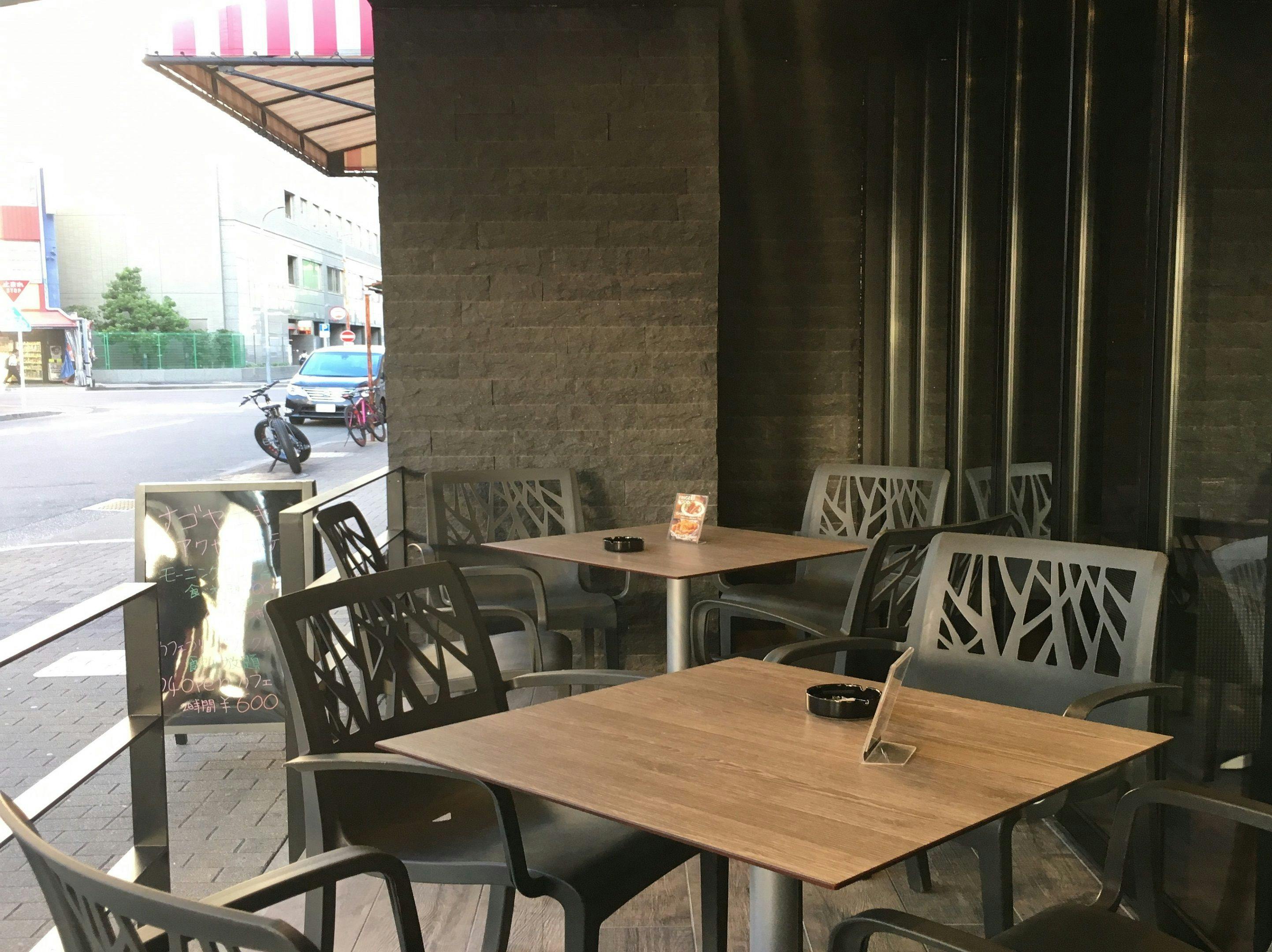 ที่นั่งระเบียงคาเฟ่