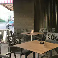 ที่นั่งระเบียงคาเฟ่